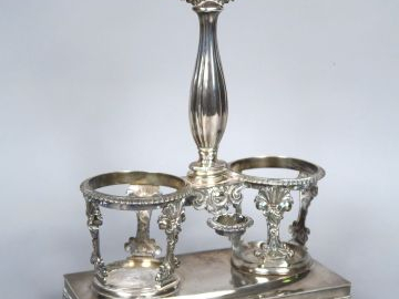 Monture d'huilier en argent, poinçon Minerve, à décor de rinceaux, de 