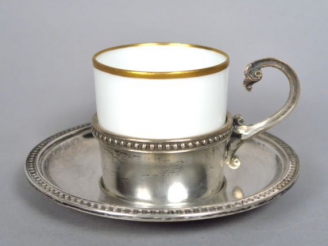 Vente aux enchères Tasse en porcelaine à liseré doré, monture et sous tasse en argent, po