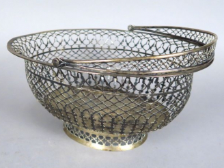 Vente aux enchères Panier en argent étranger ajouré. Poids : 932 g