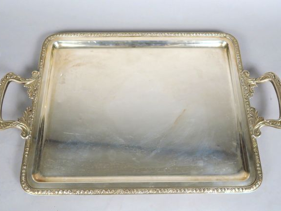 Plateau en argent étranger, prises feuillagées. Poids : 1 100 g