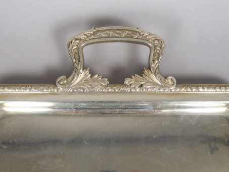 Plateau en argent étranger, prises feuillagées. Poids : 1 100 g