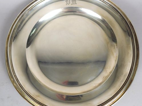 Plat rond en argent, poinçon Minerve. Monogrammé. MO : Robert Linzelle