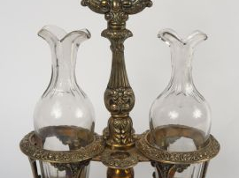 Huilier/Vinaigrier en métal plaqué, avec deux flacons