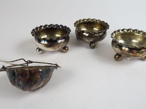 Suite de trois salerons et passette à thé en argent