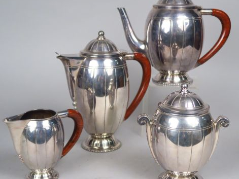 Service à thé et à café de style Art Déco en métal argenté, comprenant