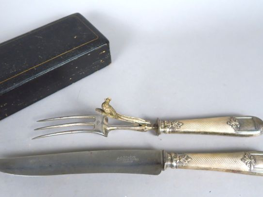 Service à découper de style Louis XVI, manches argent fourré. Maison C