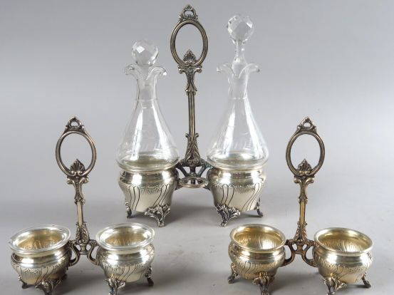 Nécessaire de table en métal argenté comprenant une paire de salerons 