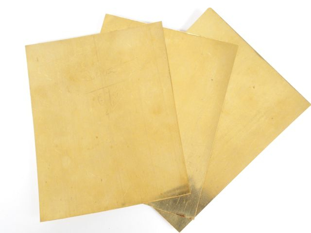 3 plaques d'or jaune. Poids: 144,9gr