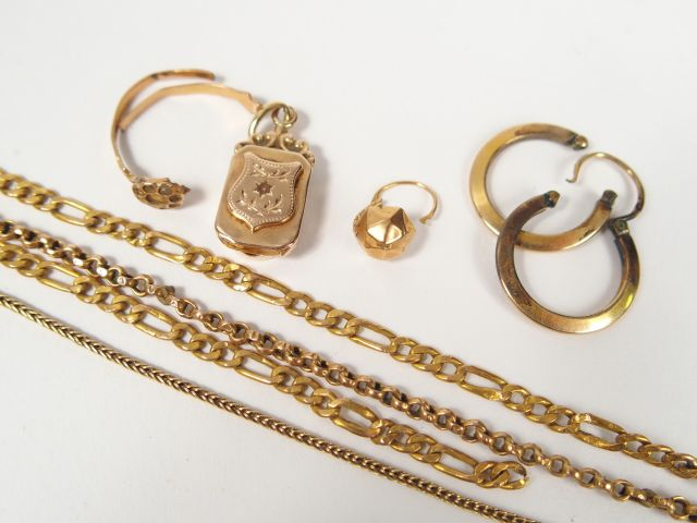 Lot d'or comprenant des bouts de chaînes, de perce-oreilles ou bracele