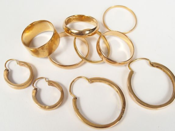 5 alliances en or jaune et 2 paires de créoles en or jaune. Poids: 21g