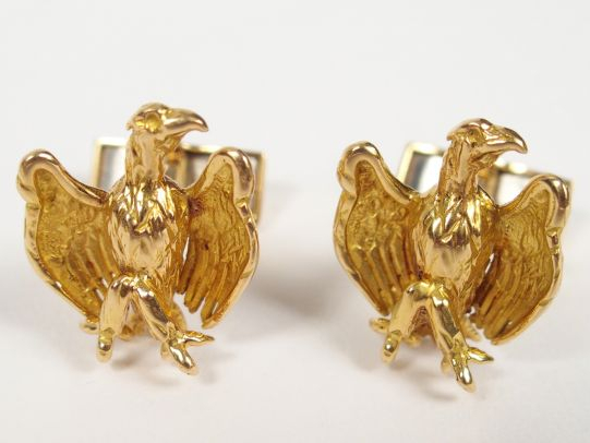 Paire de boutons de manchettes en or jaune, décor d'aigle aux ailes dé