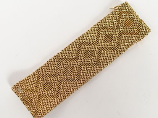 Bracelet large en or jaune, décor de frise de losanges. Long. :19cm,  