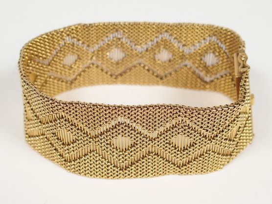 Bracelet large en or jaune, décor de frise de losanges. Long. :19cm,  