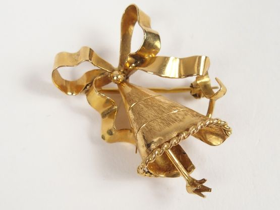 Broche en or jaune de style Louis XVI. Poids: 5,2gr