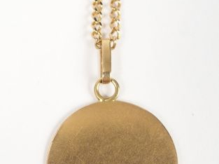 Médaille religieuse et chaine, l'ensemble en or jaune. Longueur de la 