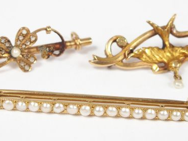 Lot de 3 broches en or jaune: -broche barette pavée de perles, -broche