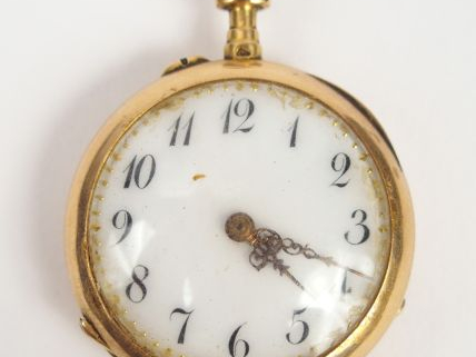 Montre de col en or jaune, cadran émail, chiffres arabes. Diam. : 27mm