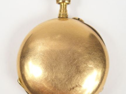 Montre de col en or jaune, cadran émail, chiffres arabes. Diam. : 27mm