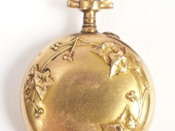 Montre de col en or jaune, cadran émail, chiffres arabes, décor gravé 