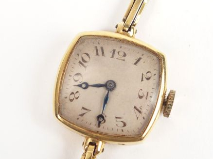 Montre de dame en or jaune, boitier carré, chiffres arabes, bracelet o