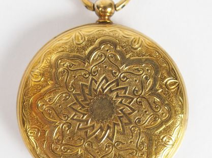 Montre de col en or jaune, cadran émail, chiffres romains, décor d'éto