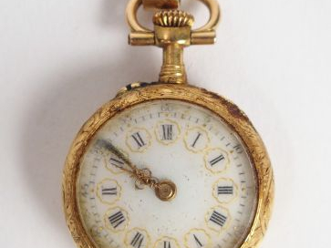 Montre de col en or jaune, cadran émail, chiffres romains, décor d'ara