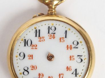 Montre de col en or jaune, cadran émail, chiffres arabes (manque aigui
