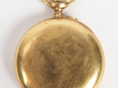 Montre de col en or jaune, cadran émail, chiffres arabes (manque aigui