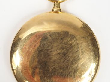 MOVADO. Montre savonnette en or jaune, cadran acier, chiffres romains,