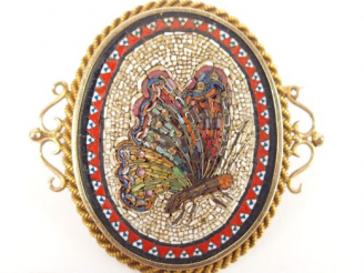Vente aux enchères Broche Napoléon III monture or jaune torsadée, ornée d'une micromosaïq