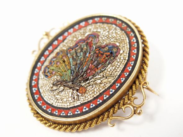 Broche Napoléon III monture or jaune torsadée, ornée d'une micromosaïq