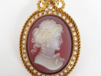 Vente aux enchères Broche camée sur pierre dure Napoléon III, monture torsadée en or jaun