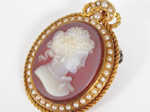 Broche camée sur pierre dure Napoléon III, monture torsadée en or jaun
