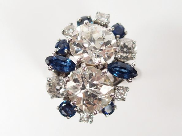 Bague Art Déco monture or blanc ornée de 2 diamants taille coussin de 