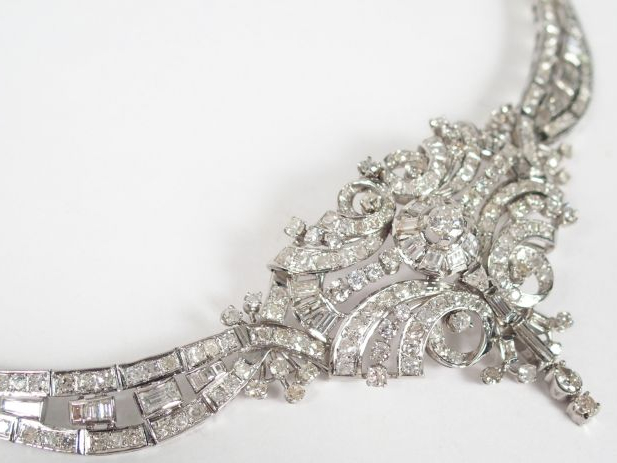 Collier en or blanc pavé de 326 diamants (environ) taille moderne, bag