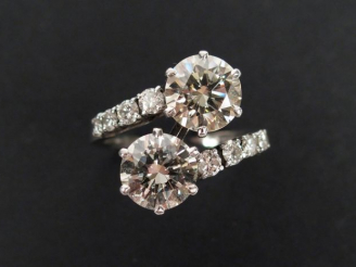 Vente aux enchères Bague Toi   Moi en or blanc, ornée de 2 diamants taille moderne de 2,0