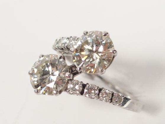 Bague Toi   Moi en or blanc, ornée de 2 diamants taille moderne de 2,0