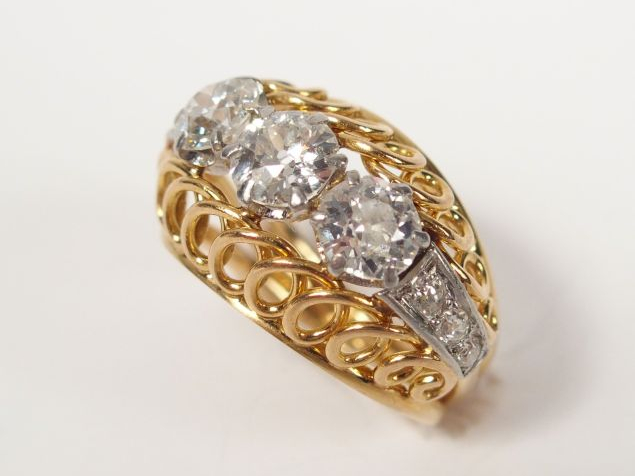 Bague or jaune monture ajourée, ornée de 3 diamants taille ancienne de