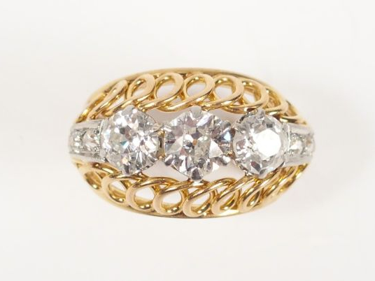 Bague or jaune monture ajourée, ornée de 3 diamants taille ancienne de