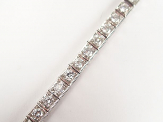 Vente aux enchères Bracelet en or blanc, serti de 35 diamants taille moderne de 0,12ct en