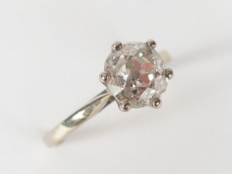 Vente aux enchères Solitaire monture or blanc orné d'un diamant taille coussin de 2ct env