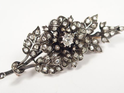 Broche en vermeil, en forme de branchage fleuri, pavé de roses écu ou 