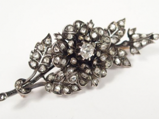 Vente aux enchères Broche en vermeil, en forme de branchage fleuri, pavé de roses écu ou 