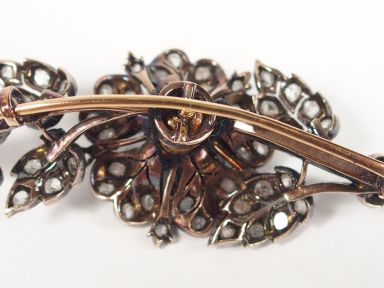 Broche en vermeil, en forme de branchage fleuri, pavé de roses écu ou 