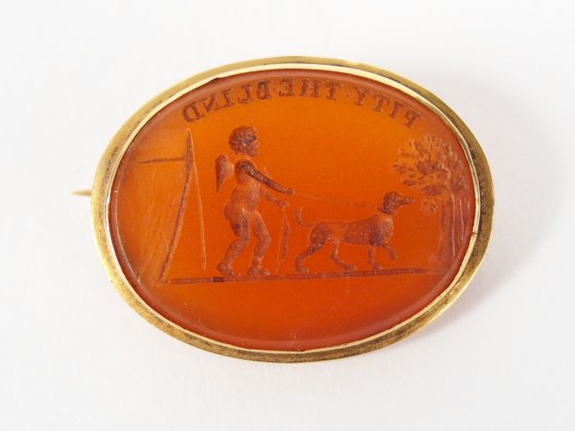 Intaille montée en broche, décor d'amour promenant un chien, monture o