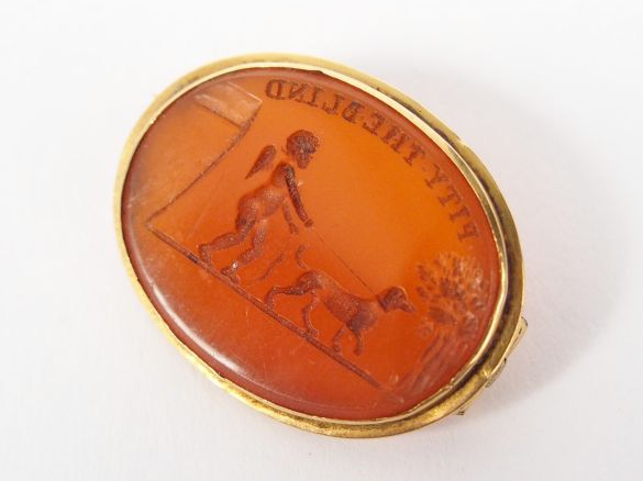 Intaille montée en broche, décor d'amour promenant un chien, monture o