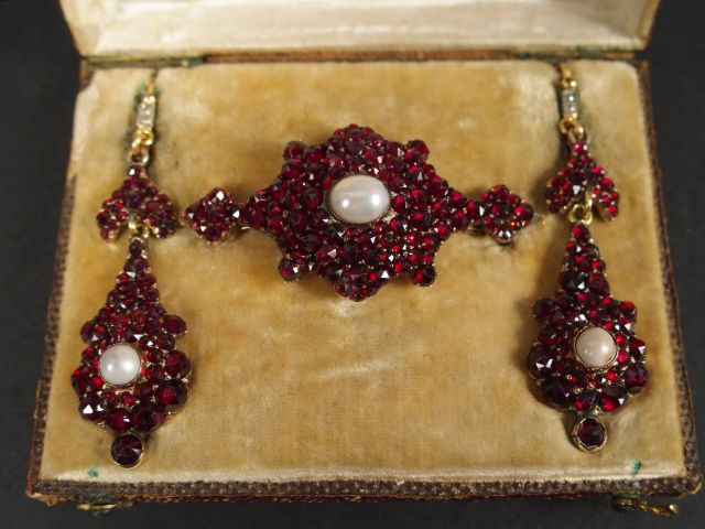 Parure Napoléon III Monture or jaune comprenant une broche pavée de gr