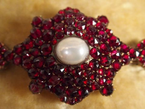 Parure Napoléon III Monture or jaune comprenant une broche pavée de gr