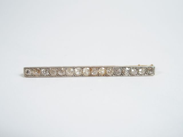 Broche barette monture or jaune ornée d'une suite de 16 diamants taill