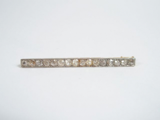 Vente aux enchères Broche barette monture or jaune ornée d'une suite de 16 diamants taill